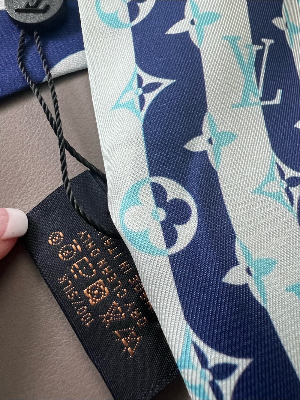 NWT • 100% Silk Twilly - Picture 6 of 6